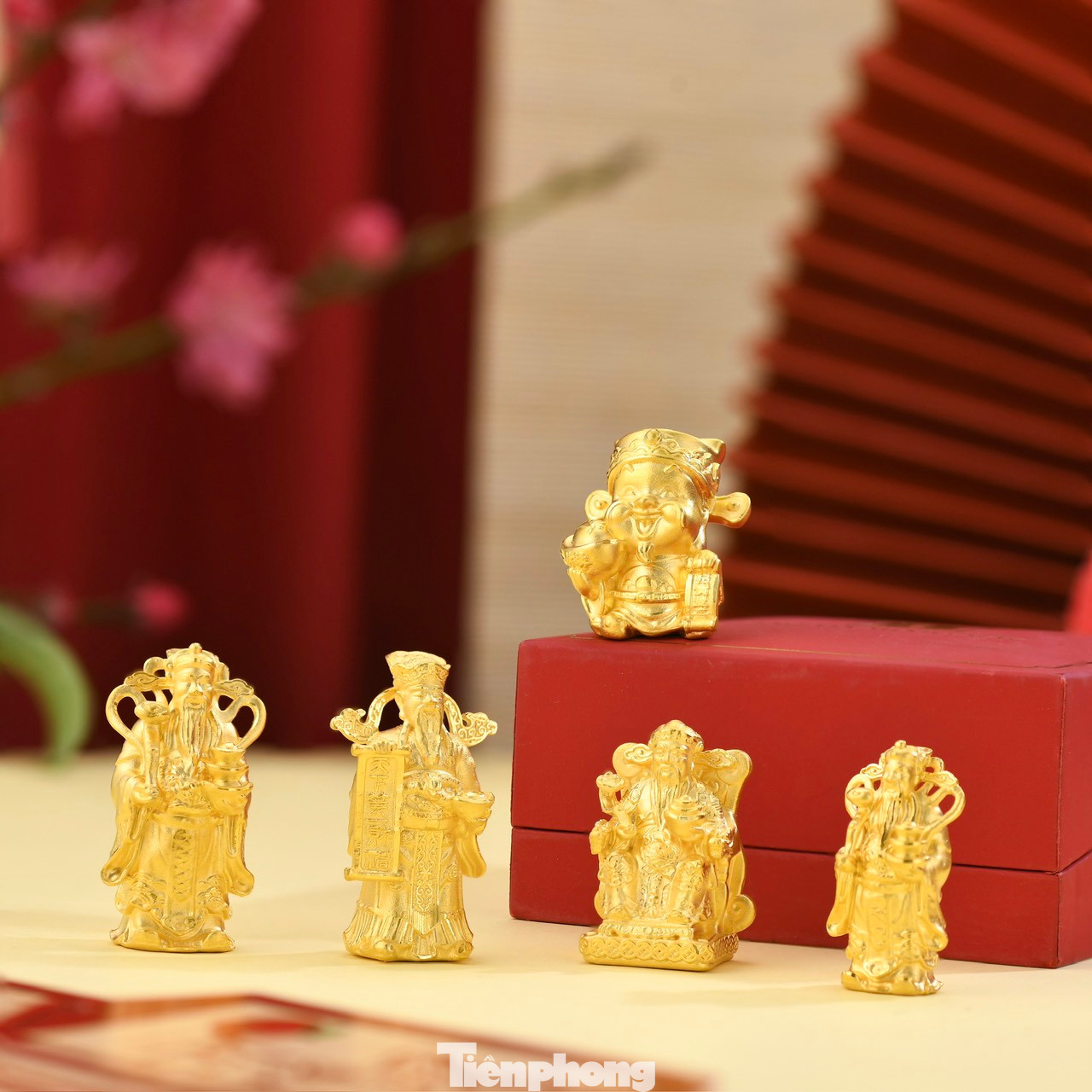 Năm nay thương hiệu vàng lớn trên phố Trần Nhân Tông mang tới rất nhiều sản phẩm vàng, trang sức đặc sắc, giàu ý nghĩa văn hóa, tâm linh như: bản vị vàng thần tài, bản vị rồng vàng, trang sức kim tiền, đĩnh vàng tài lộc… chất liệu Au 99.9, 999.9 để khách hàng dễ dàng đón lộc, cầu may cho cả năm hanh thông thuận phát.