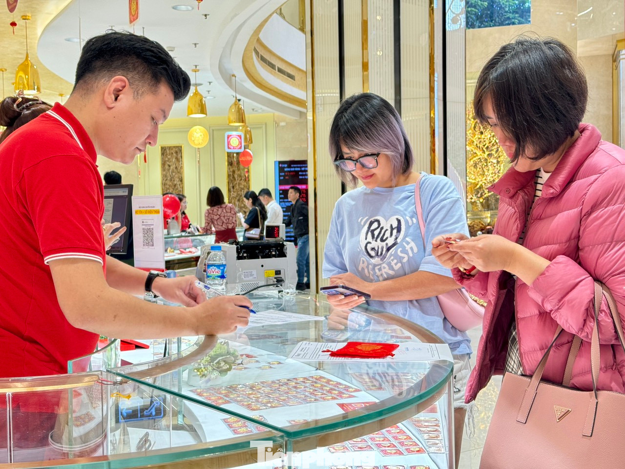 Không khí giao dịch tại nhiều cửa hàng vàng trước ngày vía Thần Tài sôi động hơn hẳn bình thường.
