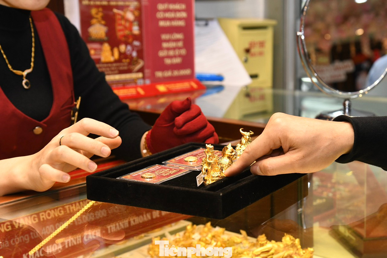 Theo quan niệm dân gian, mua vàng vào ngày vía Thần Tài sẽ mang lại may mắn, tài lộc cho cả năm. Chính vì vậy, việc mua vàng trước và trong trong dịp này đã trở thành thói quen cầu may của đông đảo người dân.