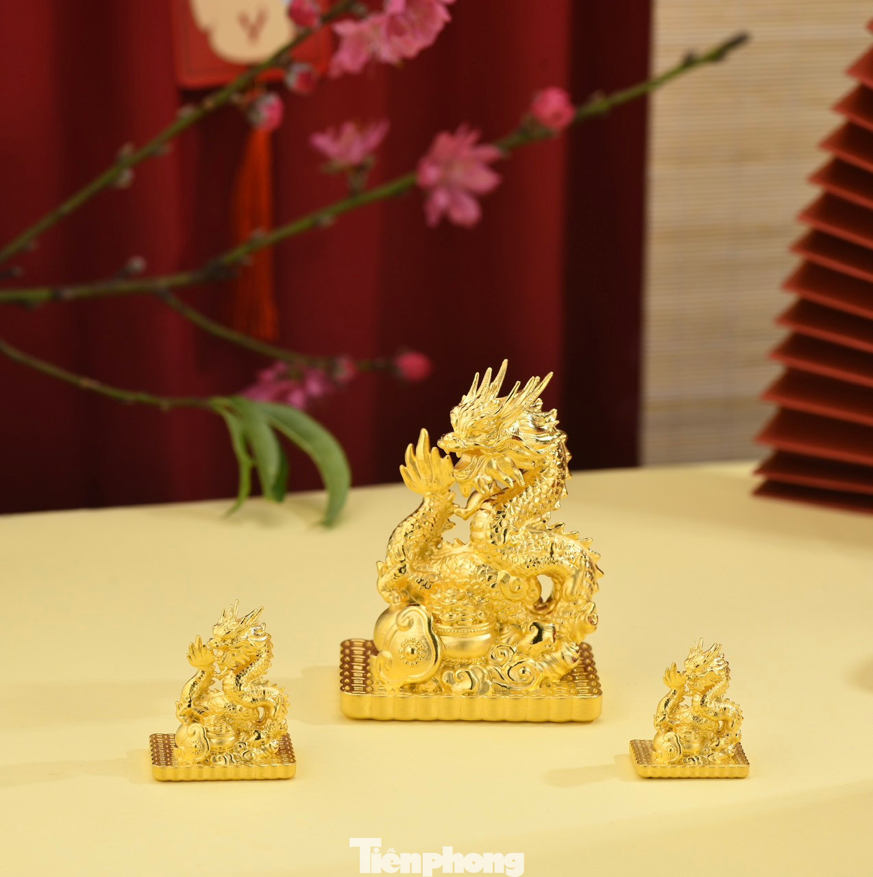 Năm nay thương hiệu vàng lớn trên phố Trần Nhân Tông mang tới rất nhiều sản phẩm vàng, trang sức đặc sắc, giàu ý nghĩa văn hóa, tâm linh như: bản vị vàng thần tài, bản vị rồng vàng, trang sức kim tiền, đĩnh vàng tài lộc… chất liệu Au 99.9, 999.9 để khách hàng dễ dàng đón lộc, cầu may cho cả năm hanh thông thuận phát.