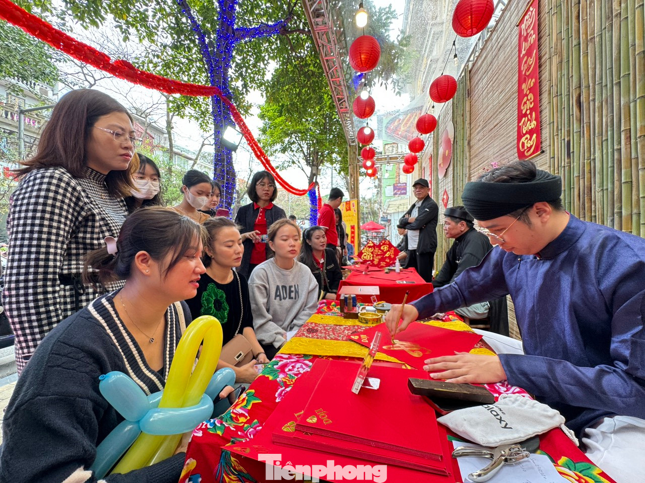 Năm nay, mùng 10 tháng Giêng vào ngày thứ hai đầu tuần, các thương hiệu vàng lớn tận dụng 2 ngày cuối tuần là thứ bảy, chủ nhật (mùng 8-9 tháng Giêng) tung ra hàng loạt các sự kiện như viết chữ thư pháp, nặn tò he... ưu đãi hấp dẫn để thu hút người tiêu dùng.