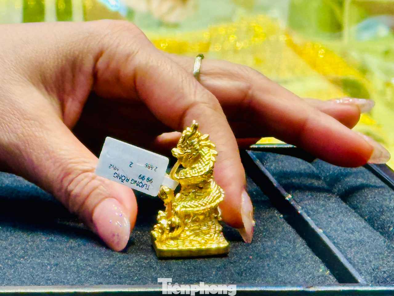 Năm nay thương hiệu vàng lớn trên phố Trần Nhân Tông mang tới rất nhiều sản phẩm vàng, trang sức đặc sắc, giàu ý nghĩa văn hóa, tâm linh như: bản vị vàng thần tài, bản vị rồng vàng, trang sức kim tiền, đĩnh vàng tài lộc… chất liệu Au 99.9, 999.9 để khách hàng dễ dàng đón lộc, cầu may cho cả năm hanh thông thuận phát.