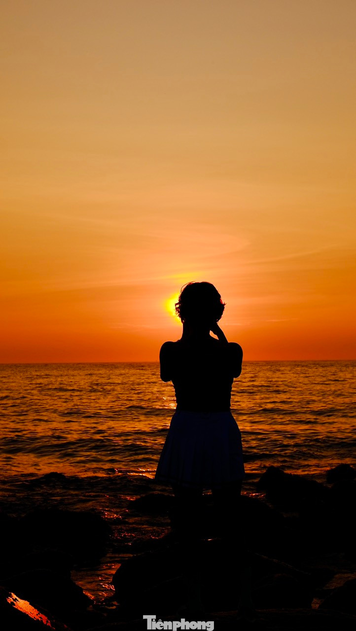 Du khách vừa có thể ngắm nhìn, chụp những bộ ảnh đẹp nhất khi bình minh vừa ló rạng khiến khung cảnh càng trở nên hữu tình, nên thơ hơn.