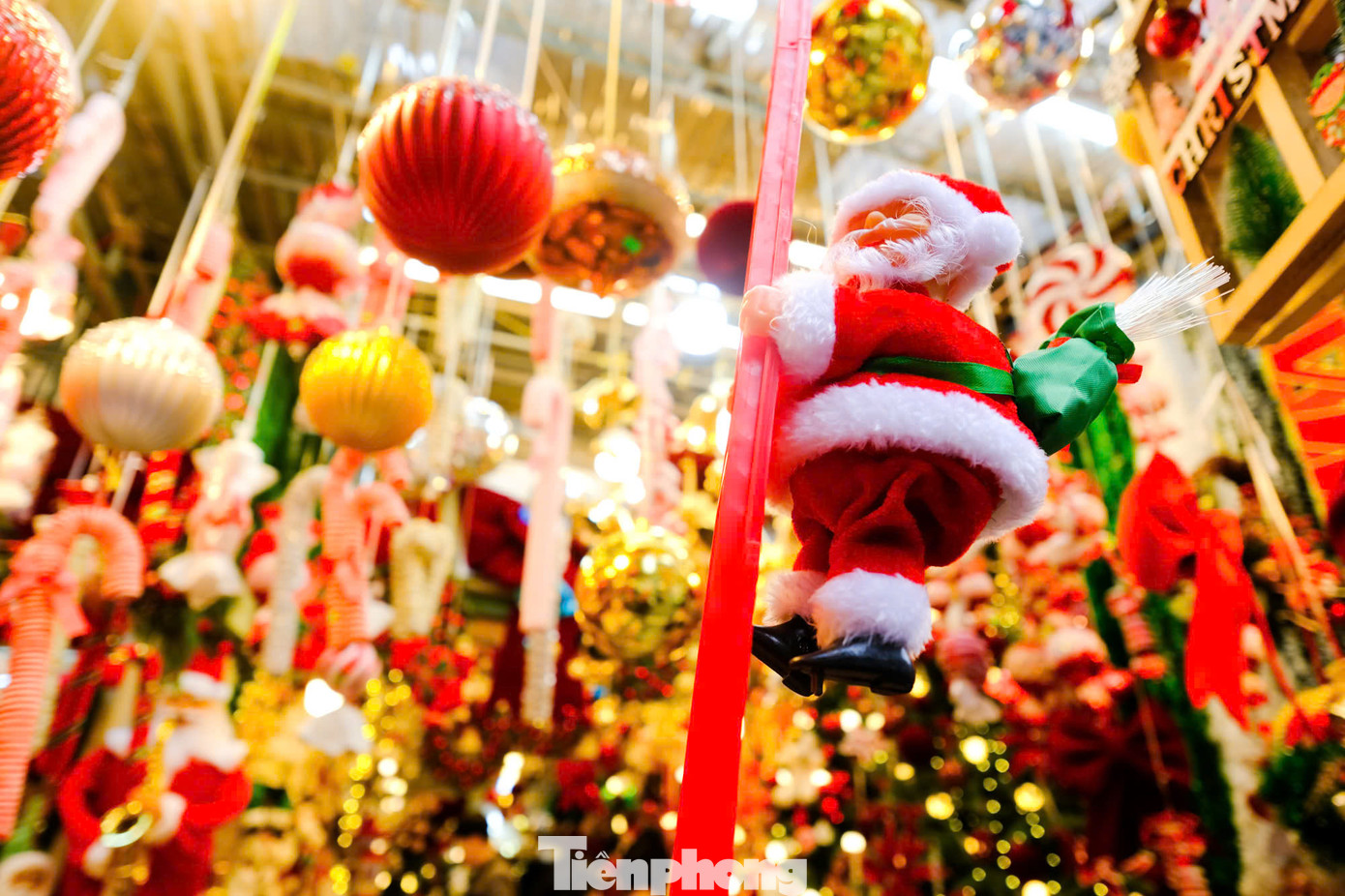 Còn gần 1 tháng nữa là tới lễ Giáng Sinh nên nhu cầu mua sắm các vật phẩm trang trí tại Hà Nội có xu hướng tăng. Còn gần 1 tháng nữa là tới lễ Giáng Sinh nên nhu cầu mua sắm các vật phẩm trang trí tại Hà Nội có xu hướng tăng.