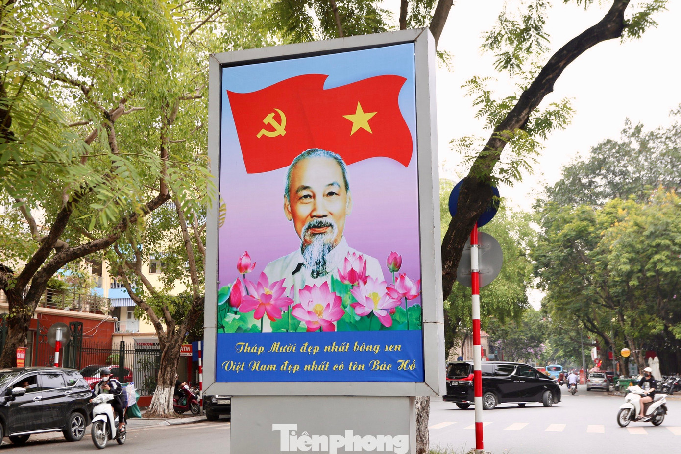 Trên những tuyến đường trục chính, khu vực đông dân cư đều được trang hoàng băng rôn, cờ đỏ sao vàng, pano, áp phích…