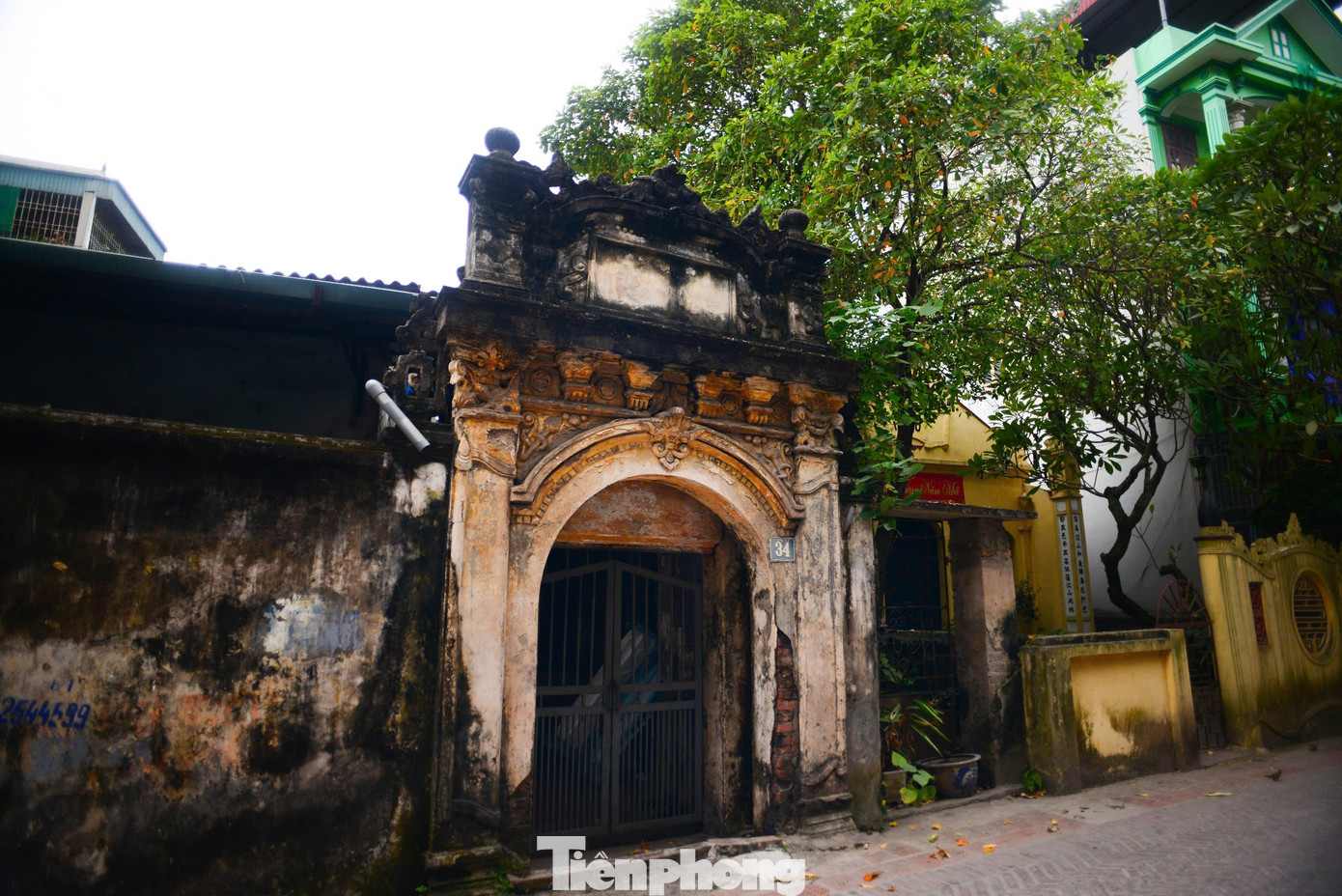 Hiện trong làng còn nhiều cổng mang hình dáng của ngòi bút, nghiên mực, thể hiện tinh thần hiếu học, tôn sư trọng đạo của người dân nơi đây.