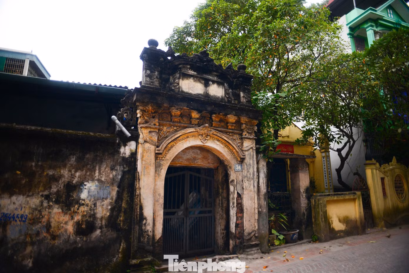Hiện trong làng còn nhiều cổng mang hình dáng của ngòi bút, nghiên mực, thể hiện tinh thần hiếu học, tôn sư trọng đạo của người dân nơi đây.
