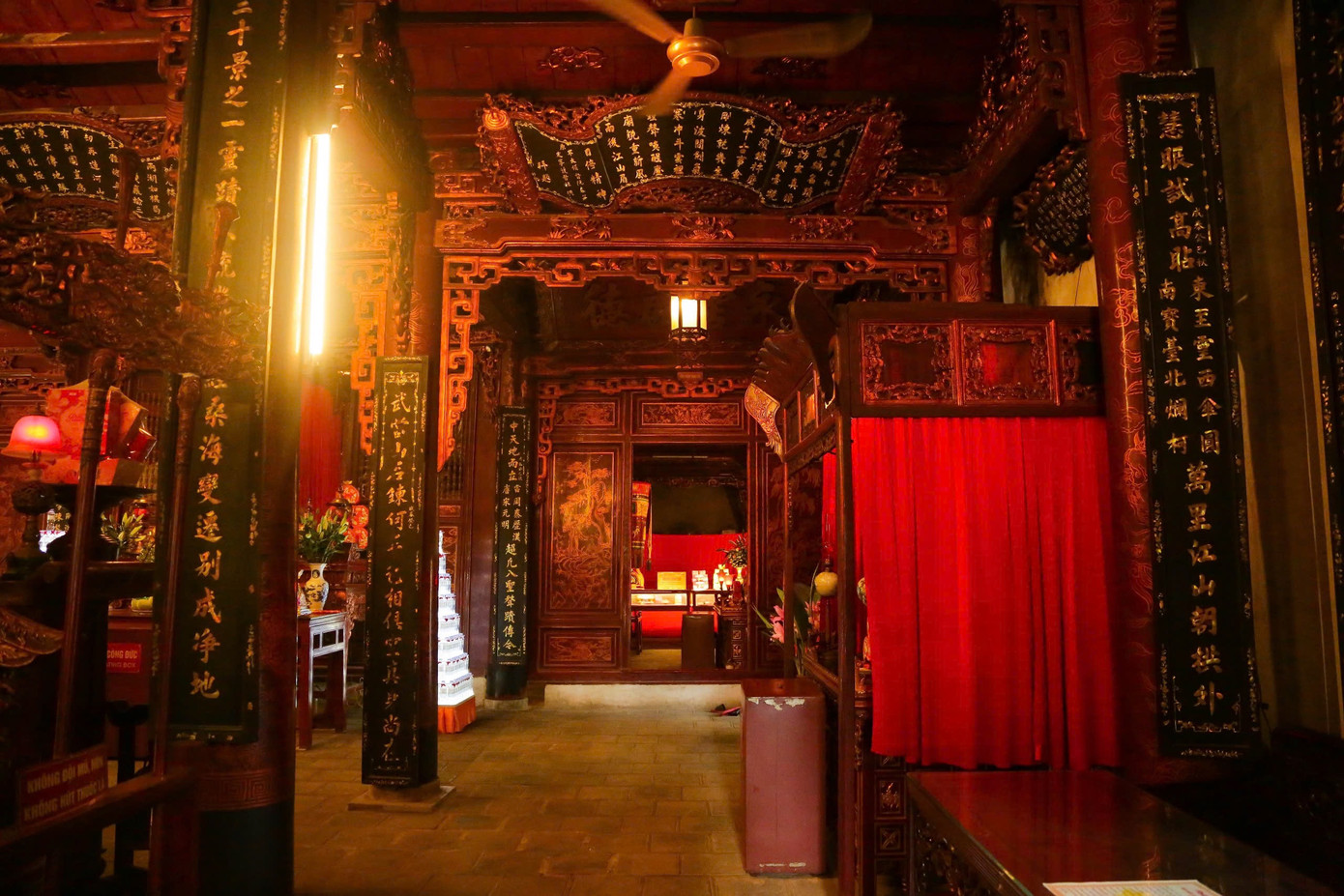 Trong đền còn lưu giữ nhiều bảo vật quốc gia.