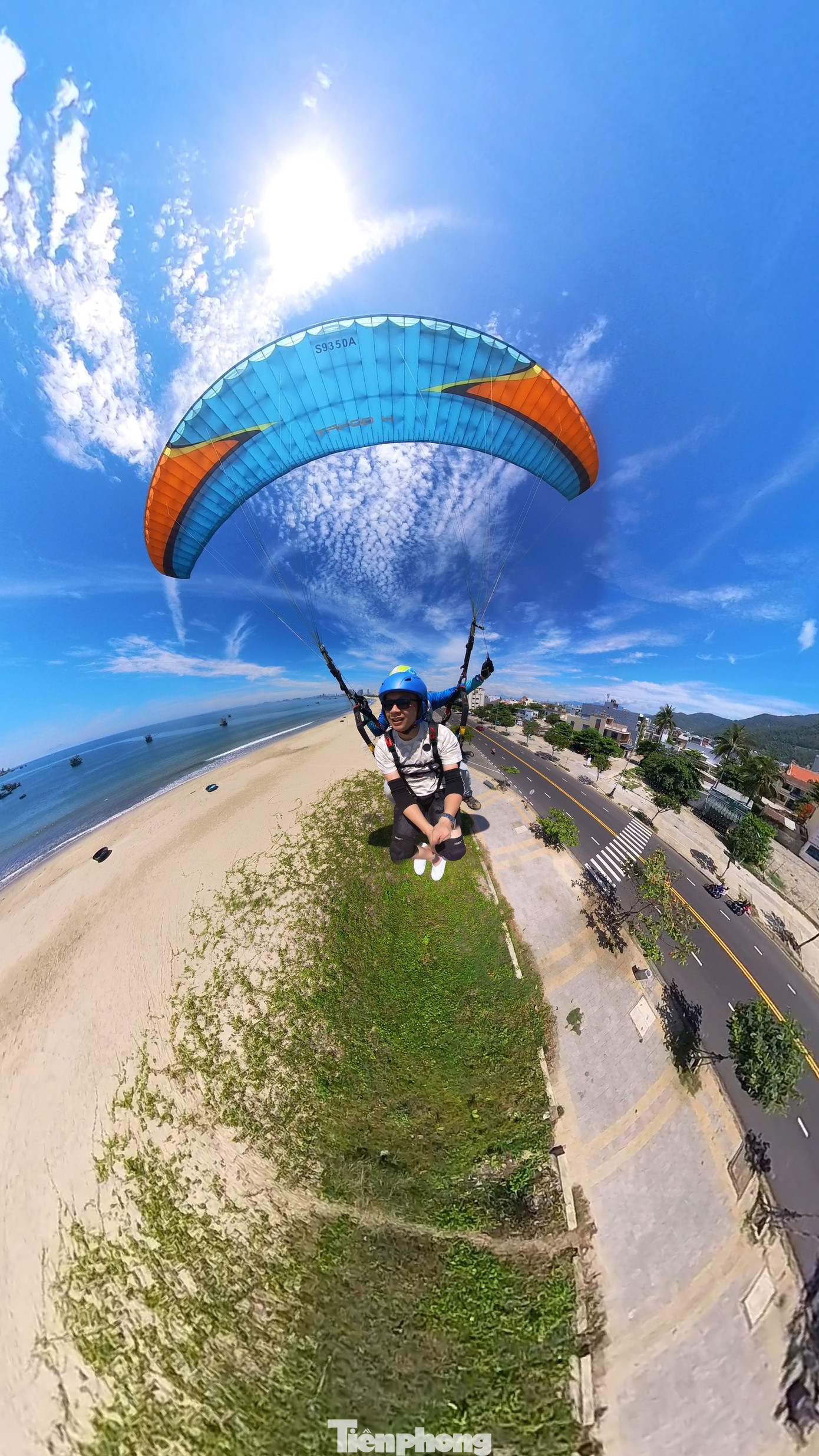 Các bộ môn thể thao mang tính phiêu lưu, mạo hiểm như chèo SUP, dù lượn luôn được các bạn trẻ ưa thích và săn đón khi đến với Đà Nẵng dịp hè này.