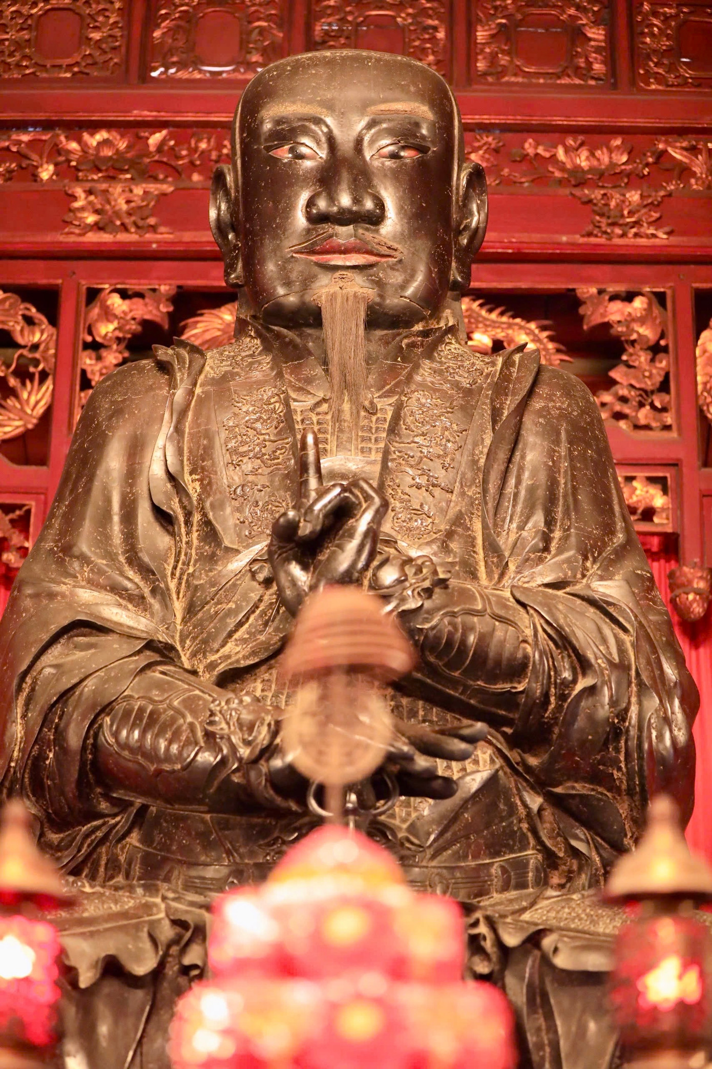 Truyền thuyết xưa kể rằng Huyền Thiên Trấn Vũ là vị thần cai quản phương Bắc, giúp nhân dân trừ tà ma, yêu quái và được các vua tin tưởng, thường đến cầu mưa mỗi khi có hạn hán xảy ra. Tượng thờ thần cao lớn, mặt vuông, râu dài, mắt nhìn thẳng phía trước, mặc áo đạo sĩ, ngồi trên một tảng đá lớn, tay trái bắt quyết, tay phải chống gươm có rắn quấn và chống lên lưng vị rùa. Đó không chỉ là pho tượng thiêng mà còn được đánh giá là công trình kiến trúc độc đáo, nghệ thuật đúc đồng và sự tài hoa của những người nghệ nhân Việt Nam cách đây 3 thế kỷ về trước.