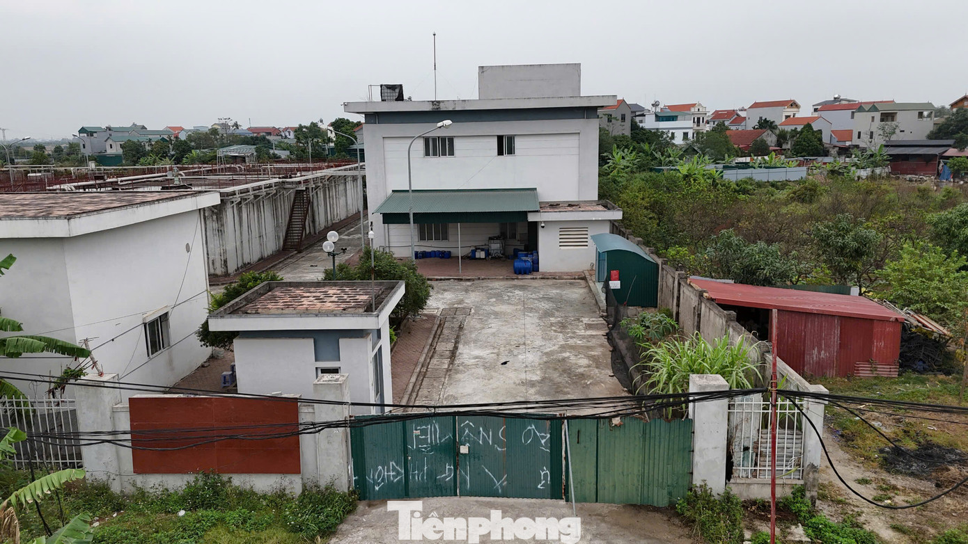 Theo quan sát của PV Tiền Phong, nhiều hạng mục của nhà máy vẫn chưa hoàn thiện, một số thiết bị đã có dấu hiệu rỉ sét, xuống cấp, có nguy cơ ảnh hưởng tới chất lượng công trình.