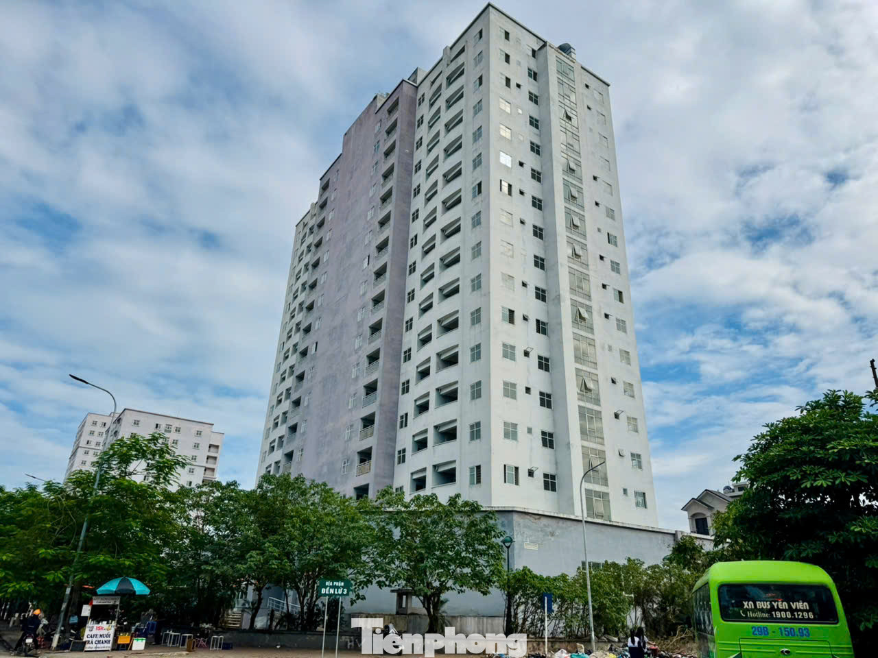 Ghi nhận của PV Tiền Phong, thời điểm hiện tại 3 tòa nhà cao tầng tại khu tái định cư Đền Lừ III vẫn bị bỏ hoang, xuống cấp nghiêm trọng dù được xây dựng để phục vụ tái định cư cho người dân bị thu hồi đất.