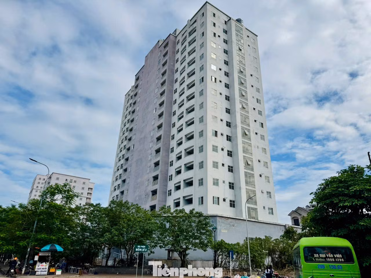 Ghi nhận của PV Tiền Phong, thời điểm hiện tại 3 tòa nhà cao tầng tại khu tái định cư Đền Lừ III vẫn bị bỏ hoang, xuống cấp nghiêm trọng dù được xây dựng để phục vụ tái định cư cho người dân bị thu hồi đất.
