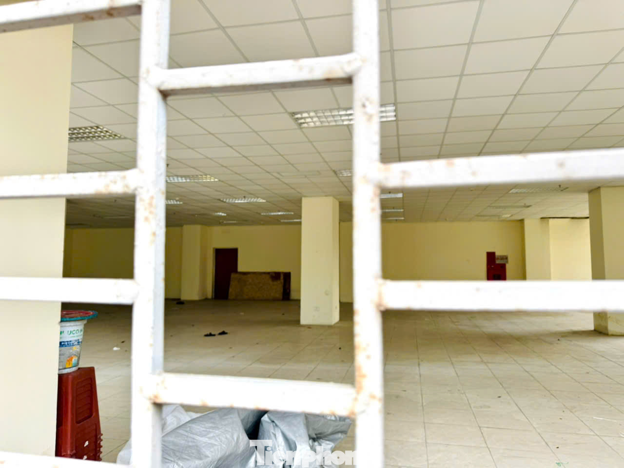 Sau nhiều năm không đưa vào sử dụng, nhiều hạng mục của công trình bị hư hỏng xuống cấp.