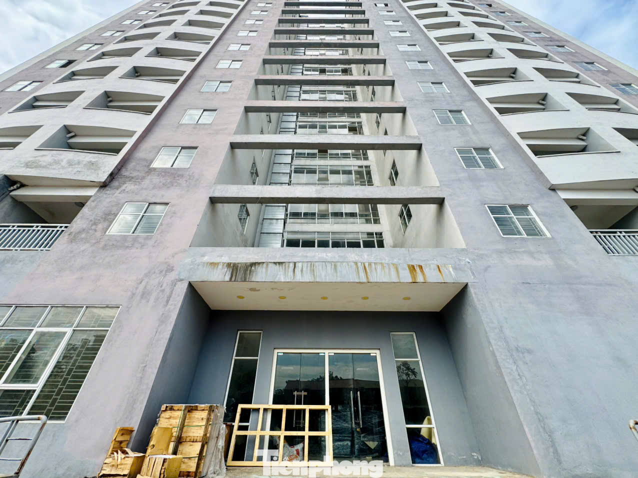 Ghi nhận của PV Tiền Phong, thời điểm hiện tại 3 tòa nhà cao tầng tại khu tái định cư Đền Lừ III vẫn bị bỏ hoang, xuống cấp nghiêm trọng dù được xây dựng để phục vụ tái định cư cho người dân bị thu hồi đất.