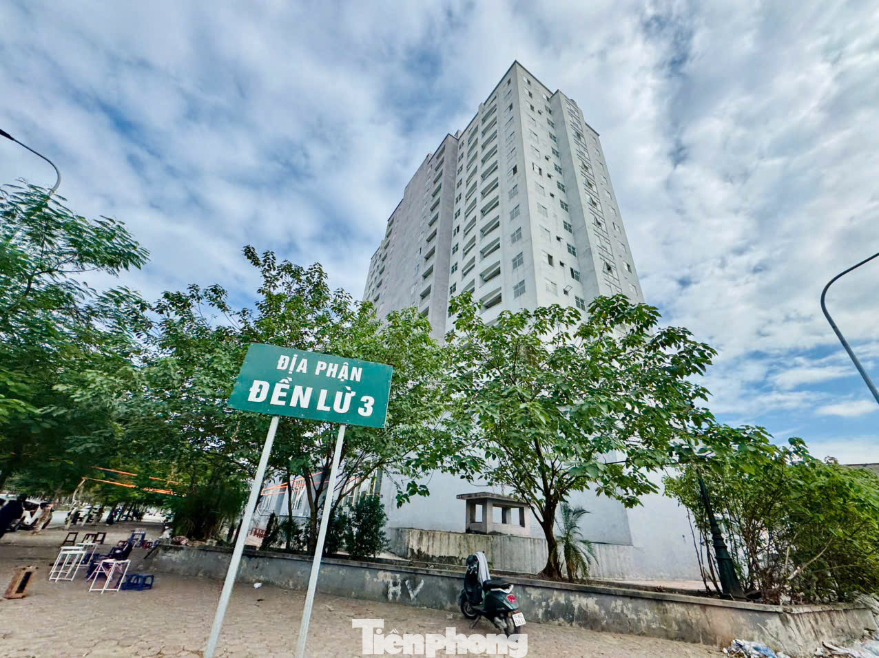 Ghi nhận của PV Tiền Phong, thời điểm hiện tại 3 tòa nhà cao tầng tại khu tái định cư Đền Lừ III vẫn bị bỏ hoang, xuống cấp nghiêm trọng dù được xây dựng để phục vụ tái định cư cho người dân bị thu hồi đất.
