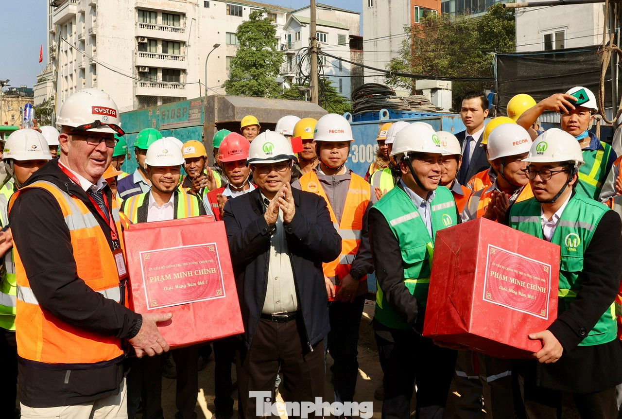 Thủ tướng tặng quà động viên các cán bộ, công nhân thực hiện dự án.