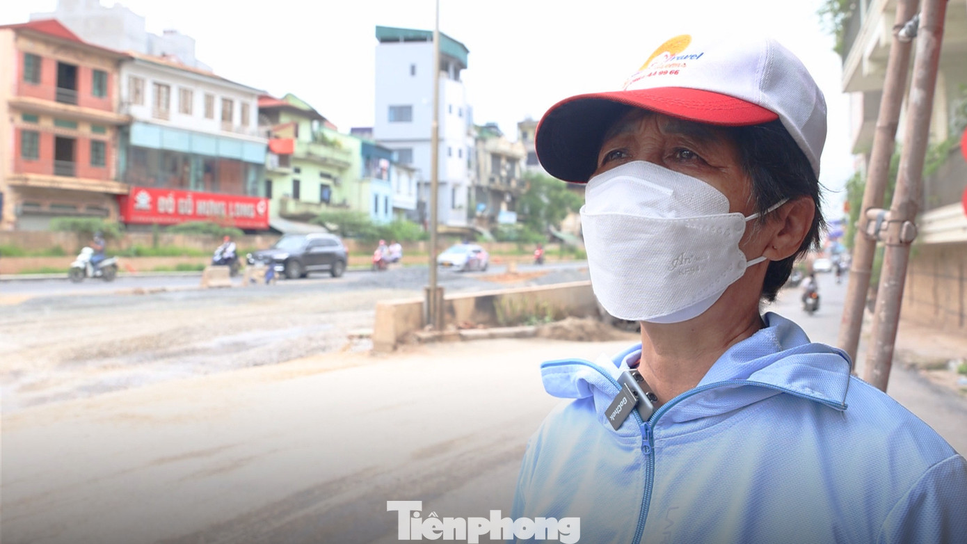 Bà Phạm Thị Minh, người dân sinh sống trên tuyến đường Âu Cơ chia sẻ: "Thời gian thi công kéo dài, đường bụi bặm, đi lại rất khó khăn. Tuyến đường làm sắp xong, chúng tôi rất phấn khởi, người dân đi lại sẽ thuận tiện hơn".