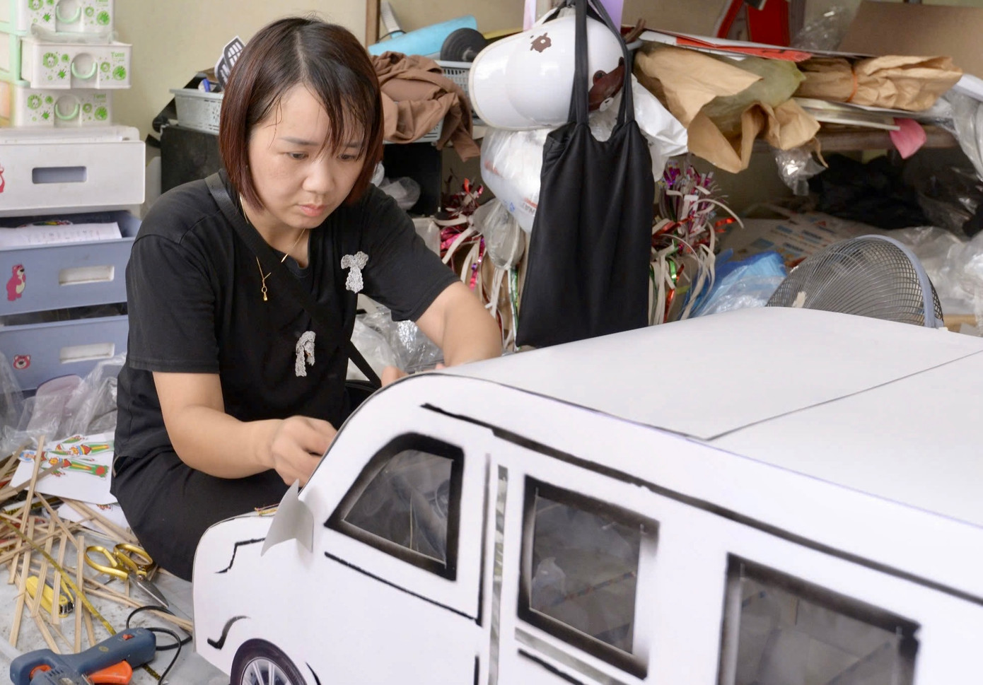 Các sản phẩm vàng mã của xã Song Hồ có tiếng khắp cả nước là bởi hàng năm luôn có mẫu mới và áp dụng công nghệ cho ra sản phẩm có độ hoàn thiện cao. Các sản phẩm vàng mã của xã Song Hồ có tiếng khắp cả nước là bởi hàng năm luôn có mẫu mới và áp dụng công nghệ cho ra sản phẩm có độ hoàn thiện cao.