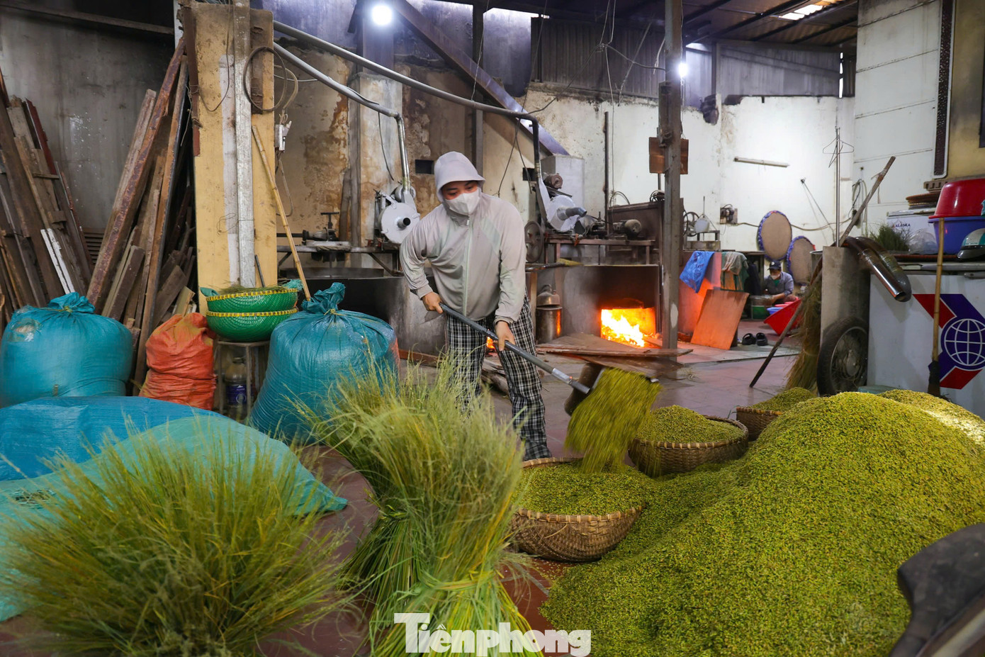 Mễ Trì có thôn Thượng và thôn Hạ, với nhiều hộ gia đình theo nghề làm cốm. Từ cuối tháng 6 đến tháng 10 Âm lịch hàng năm, người dân nơi đây lại tất bật cho vụ cốm lớn nhất trong năm. Từ tinh mơ cho đến tận tối muộn, họ luôn chân luôn tay để kịp làm những mẻ cốm thơm dẻo phục vụ nhu cầu của người tiêu dùng.