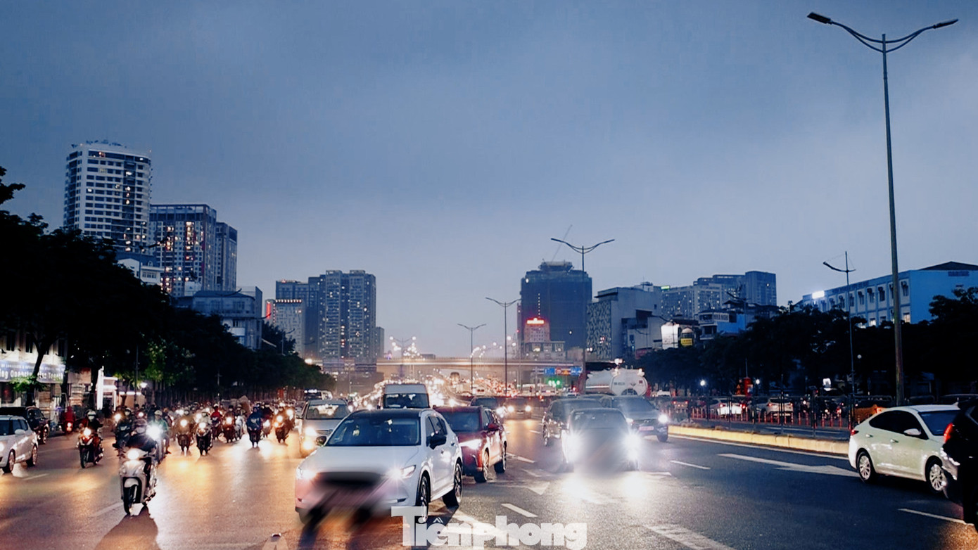 Những ngày đầu thông xe, nhiều tài xế không nắm rõ thông tin đã vi phạm các lỗi đè vạch xương cá, chuyển làn không đúng vạch kẻ, không tuân thủ biển báo mới.