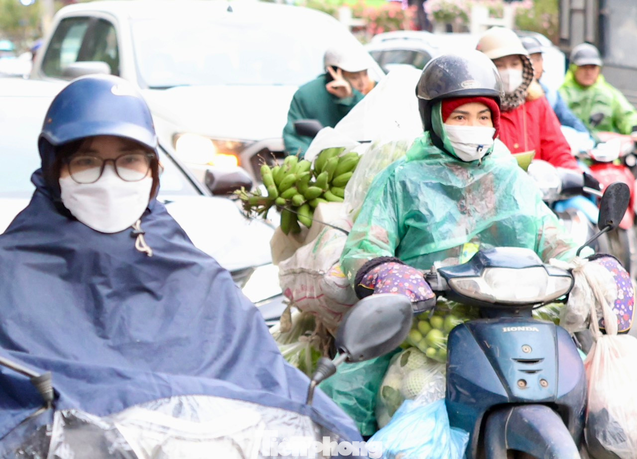 Dưới trời mưa rét, nhiều người mặc trên mình chiếc áo mưa vừa có thể che mưa vừa có thể giữ ấm cho cơ thể.