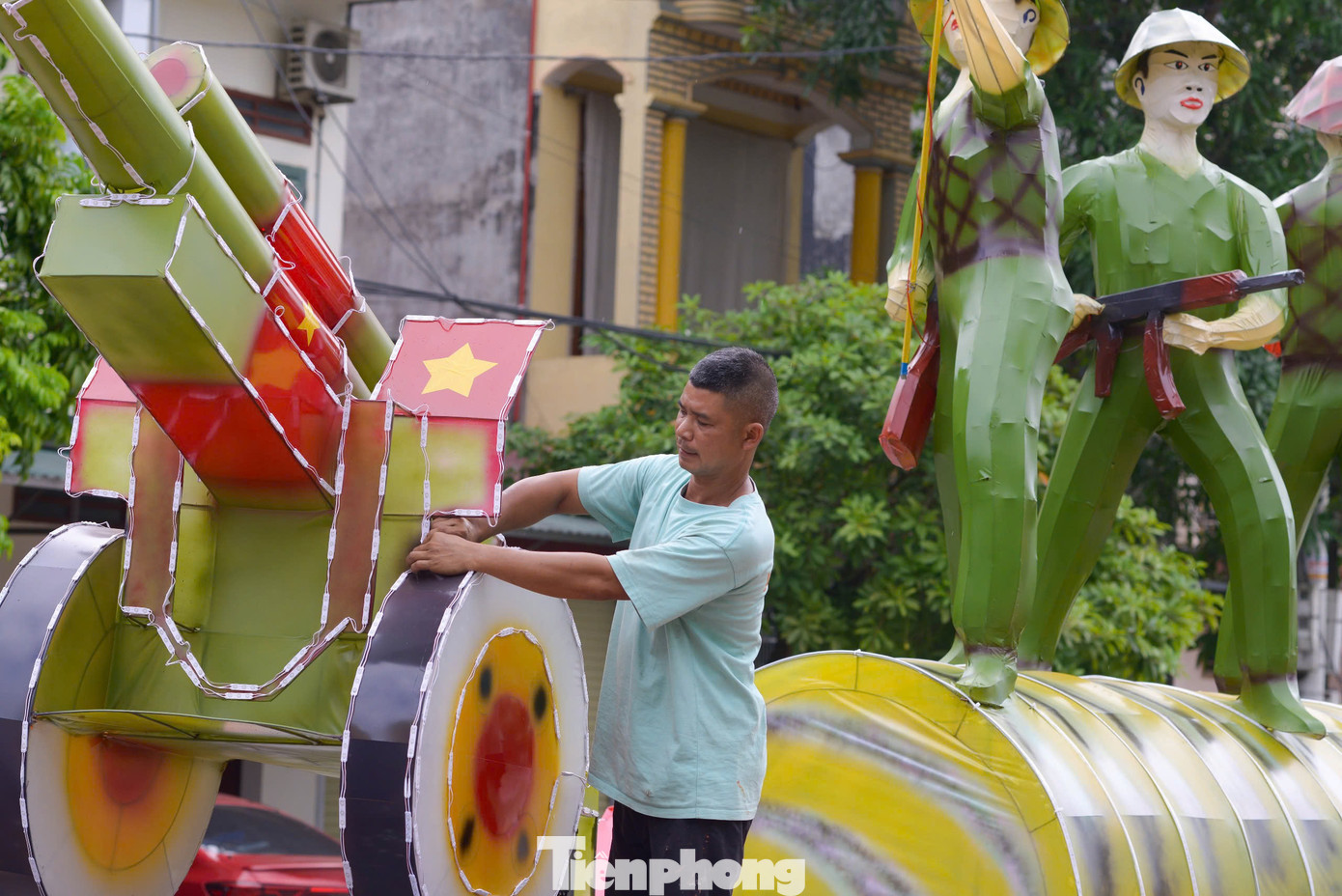 Mô hình đèn trung thu khổng lồ kỷ niệm 70 năm chiến thắng Điện Biên Phủ là điểm nhấn ấn tượng trong mùa lễ hội năm nay.