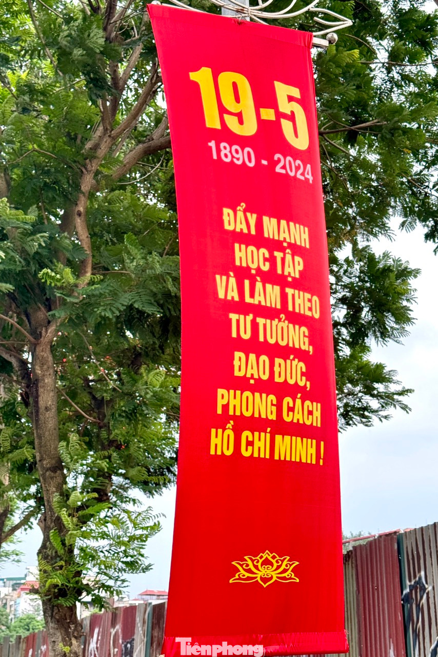 Các dòng băng rôn, cờ phướn với nội dung: "Nhiệt liệt chào mừng 134 năm Ngày sinh Chủ tịch Hồ Chí Minh vĩ đại", "Đẩy mạnh học tập và làm theo tư tưởng, đạo đức, phong cách Hồ Chí Minh", "Chủ tịch Hồ Chí Minh vĩ đại sống mãi trong sự nghiệp của chúng ta",...