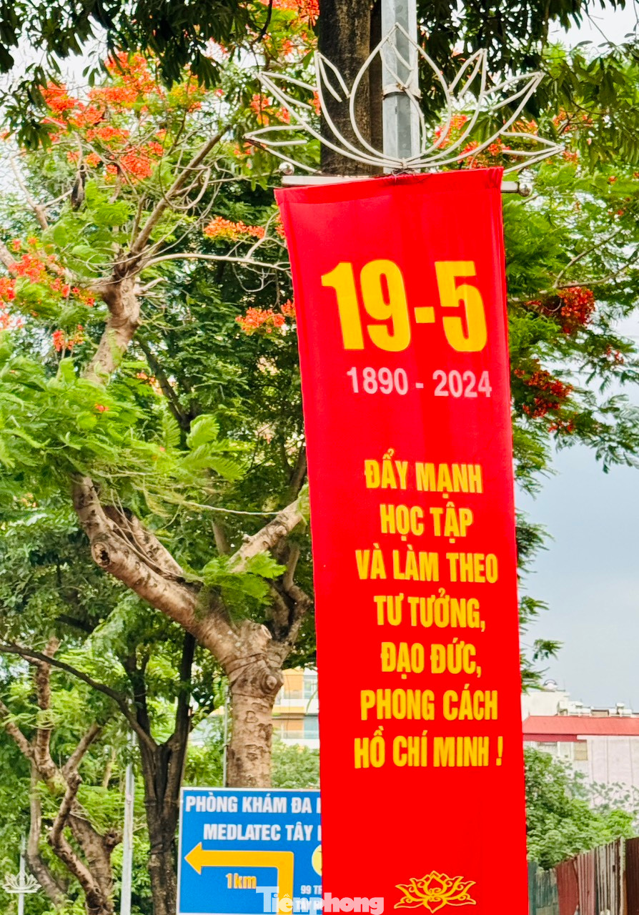 Các dòng băng rôn, cờ phướn với nội dung: "Nhiệt liệt chào mừng 134 năm Ngày sinh Chủ tịch Hồ Chí Minh vĩ đại", "Đẩy mạnh học tập và làm theo tư tưởng, đạo đức, phong cách Hồ Chí Minh", "Chủ tịch Hồ Chí Minh vĩ đại sống mãi trong sự nghiệp của chúng ta",...