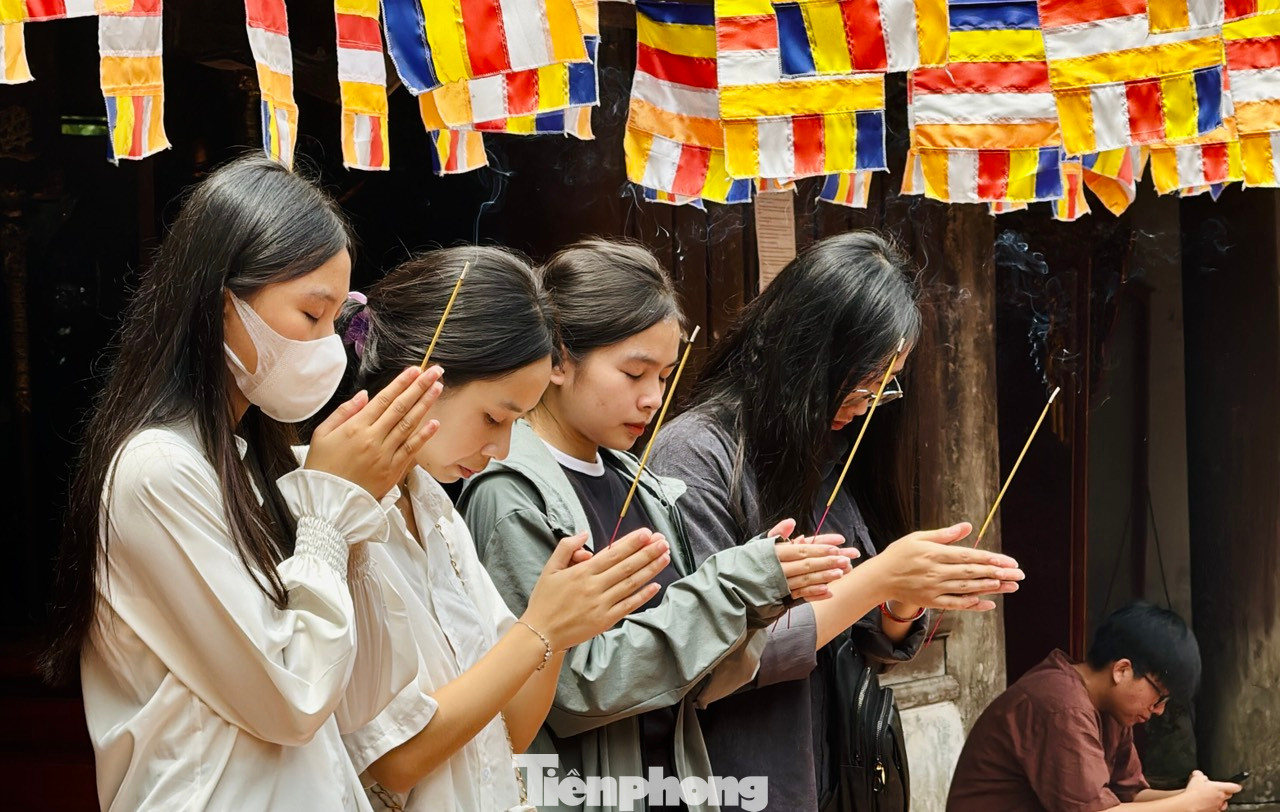 Từng đoàn học sinh đem lễ vào chùa, khấn vái trước chính điện chùa Đậu. Từng đoàn học sinh đem lễ vào chùa, khấn vái trước chính điện chùa Đậu.