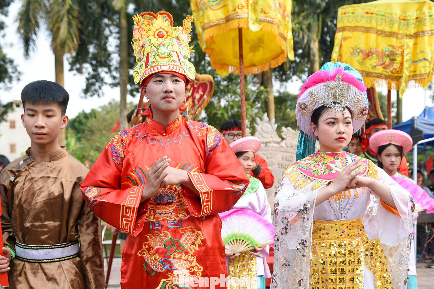 Khi đất nước thanh bình, bà Lê Hoa vinh quy bái tổ về làng Đường Yên thì “kiếm gươm vứt bỏ lại hiền như xưa”. Vì là nữ tướng nên khi nước nhà không còn khói lửa đao binh thì phải làm tròn bổn phận của người con gái là đi lấy chồng. Và lễ hội “kén rể” ra đời từ đó.