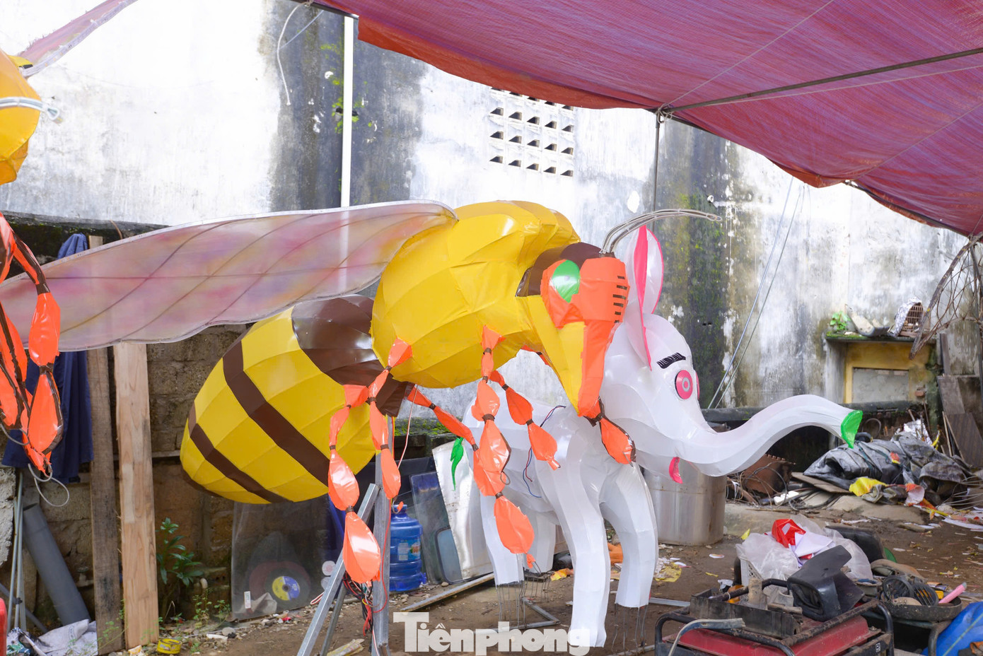 Còn gần một tháng nữa mới đến Tết Trung thu nhưng thời điểm này trên các con đường của thành phố Tuyên Quang đã sôi động. Để có được những chiếc đèn khổng lồ, rực rỡ sắc màu như vậy là cả sự kỳ công và tâm huyết của rất nhiều người.