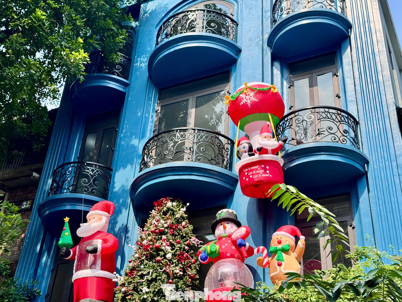 Những ngày này, nhiều khu vực ở Thủ đô cũng đã trang trí rực rỡ sắc màu đón Giáng sinh sớm.