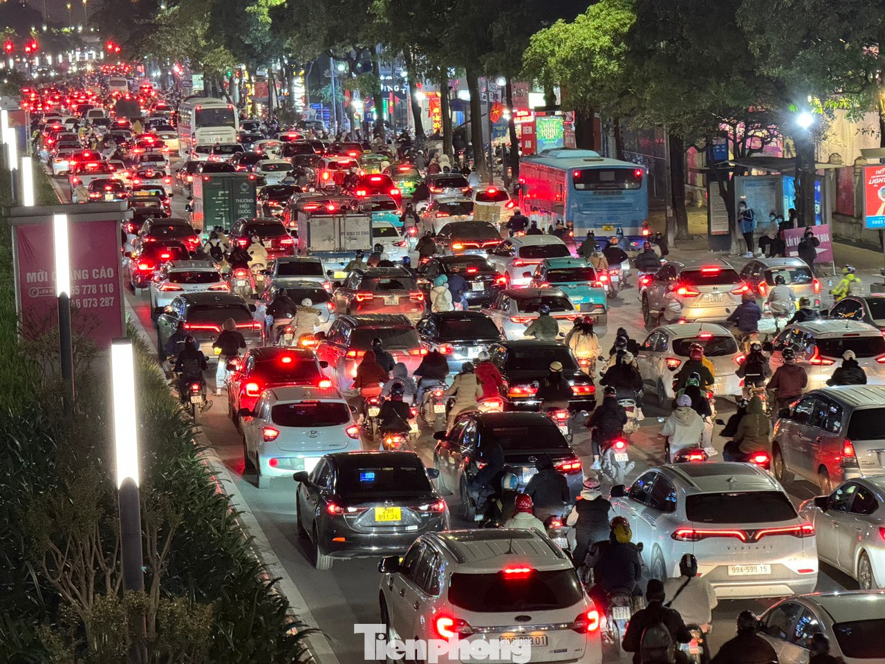 Giao thông hỗn loạn. Các phương tiện từ xe máy, ô tô đến cả người đi bộ... chen nhau ngược xuôi từ lòng đường đến vỉa hè làm cho nhiều tuyến phố cứ thế tắc dài cả kilomet kể cả trong và ngoài giờ cao điểm. Nhiều ngã tư như Trần Duy Hưng, Huỳnh Thúc Kháng, Láng Hạ... người tham gia giao thông phải mất 2 đến 3 nhịp đèn đỏ mới thoát qua được. Giao thông hỗn loạn. Các phương tiện từ xe máy, ô tô đến cả người đi bộ... chen nhau ngược xuôi từ lòng đường đến vỉa hè làm cho nhiều tuyến phố cứ thế tắc dài cả kilomet kể cả trong và ngoài giờ cao điểm. Nhiều ngã tư như Trần Duy Hưng, Huỳnh Thúc Kháng, Láng Hạ... người tham gia giao thông phải mất 2 đến 3 nhịp đèn đỏ mới thoát qua được.