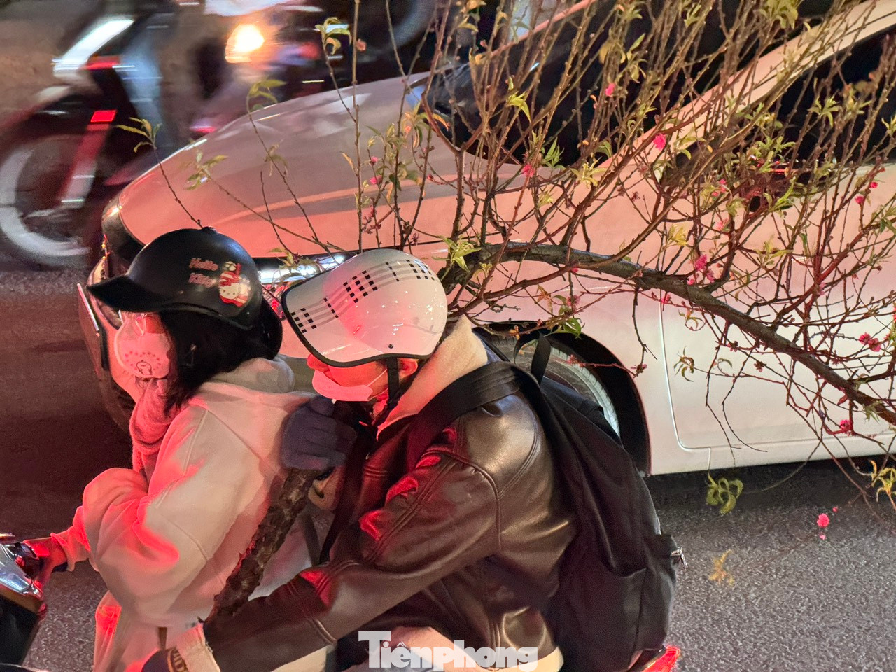 Dòng người cứ nối đuôi nhau ùn ùn đổ ra đường khiến áp lực giao thông vô cùng lớn, lực lượng chức năng căng mình điều tiết từ sáng đến tối để giải tỏa các điểm nóng. Dòng người cứ nối đuôi nhau ùn ùn đổ ra đường khiến áp lực giao thông vô cùng lớn, lực lượng chức năng căng mình điều tiết từ sáng đến tối để giải tỏa các điểm nóng.