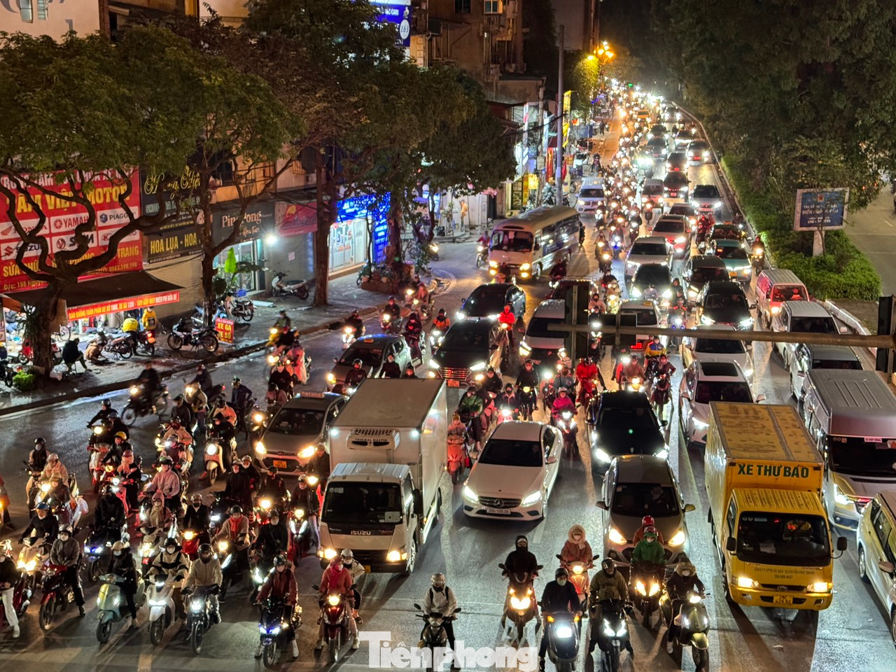 Dòng người cứ nối đuôi nhau ùn ùn đổ ra đường khiến áp lực giao thông vô cùng lớn, lực lượng chức năng căng mình điều tiết từ sáng đến tối để giải tỏa các điểm nóng. Dòng người cứ nối đuôi nhau ùn ùn đổ ra đường khiến áp lực giao thông vô cùng lớn, lực lượng chức năng căng mình điều tiết từ sáng đến tối để giải tỏa các điểm nóng.