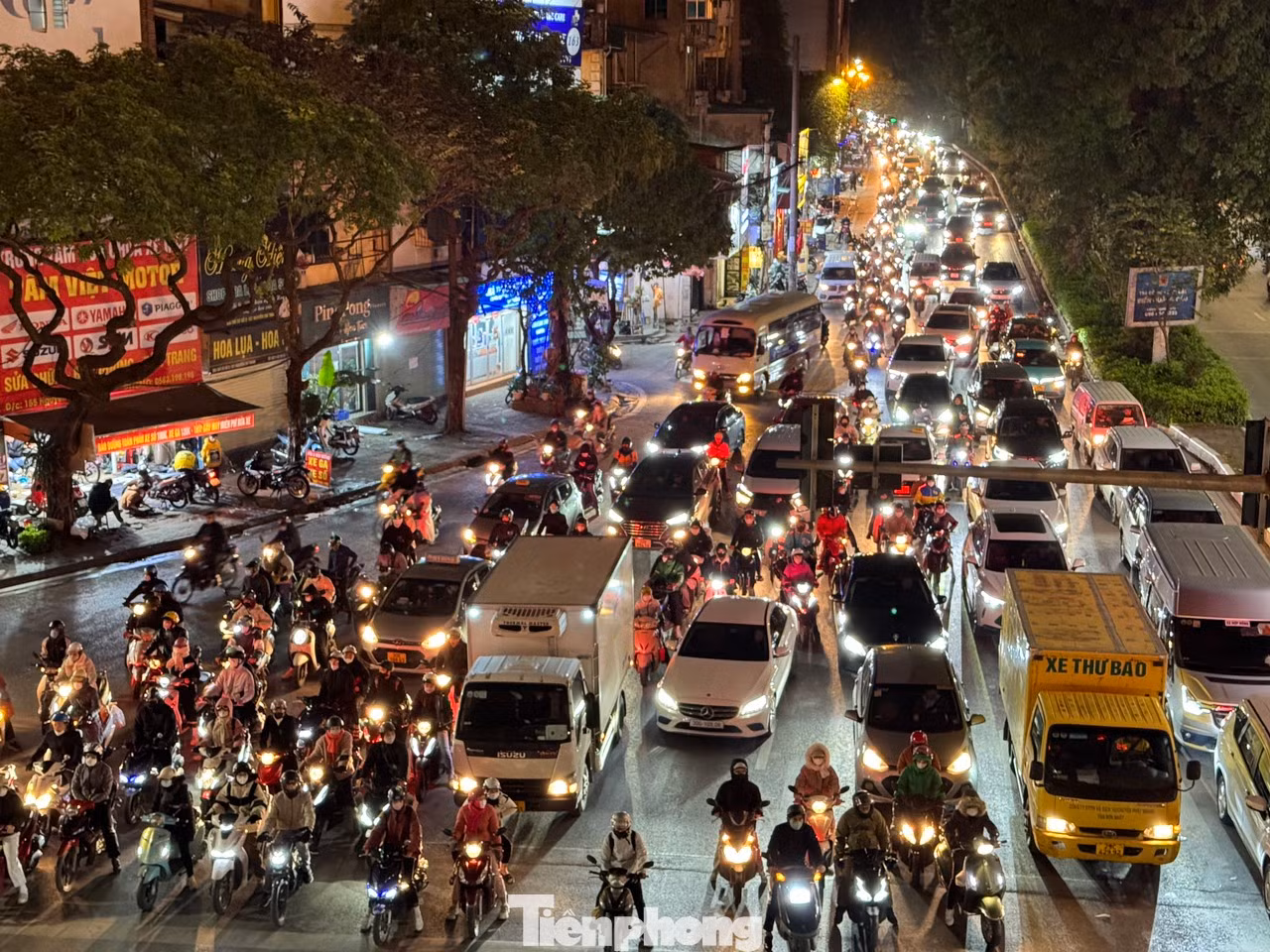 Dòng người cứ nối đuôi nhau ùn ùn đổ ra đường khiến áp lực giao thông vô cùng lớn, lực lượng chức năng căng mình điều tiết từ sáng đến tối để giải tỏa các điểm nóng.