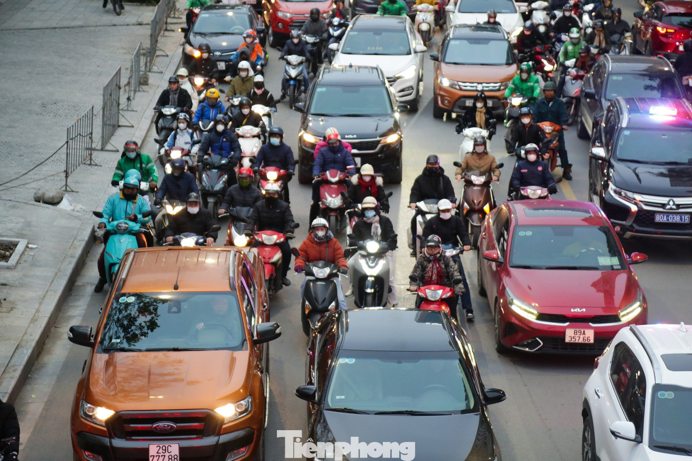 Đường phố Hà Nội liên tục diễn ra cảnh tắc đường. Đường phố Hà Nội liên tục diễn ra cảnh tắc đường.