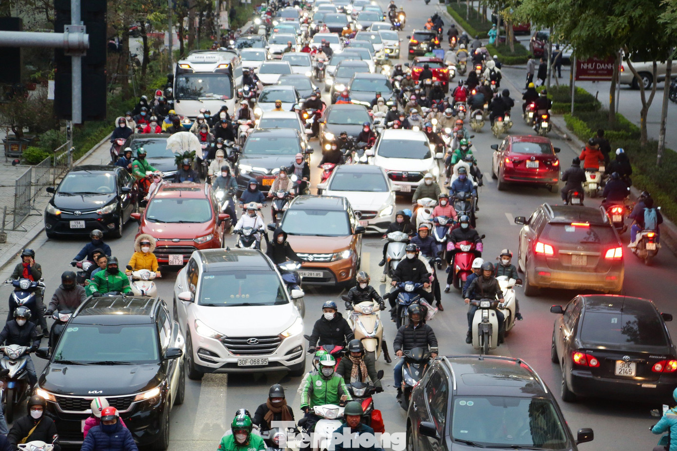 Đường phố Hà Nội liên tục diễn ra cảnh tắc đường. Đường phố Hà Nội liên tục diễn ra cảnh tắc đường.