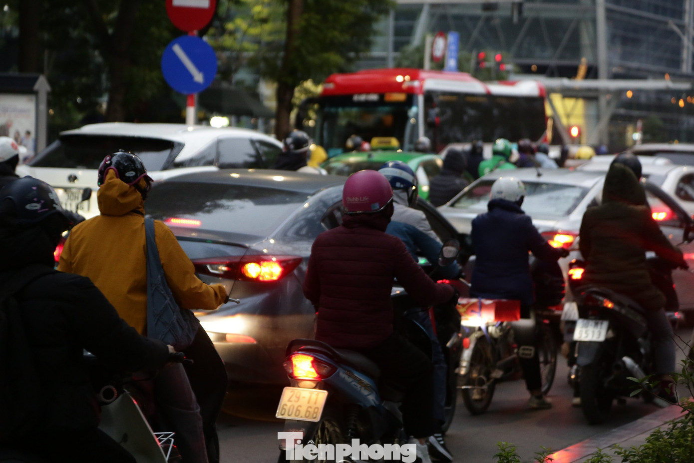 Giao thông hỗn loạn. Các phương tiện từ xe máy, ô tô đến cả người đi bộ... chen nhau ngược xuôi từ lòng đường đến vỉa hè làm cho nhiều tuyến phố cứ thế tắc dài cả kilomet kể cả trong và ngoài giờ cao điểm. Nhiều ngã tư như Trần Duy Hưng, Huỳnh Thúc Kháng, Láng Hạ... người tham gia giao thông phải mất 2 đến 3 nhịp đèn đỏ mới thoát qua được. Giao thông hỗn loạn. Các phương tiện từ xe máy, ô tô đến cả người đi bộ... chen nhau ngược xuôi từ lòng đường đến vỉa hè làm cho nhiều tuyến phố cứ thế tắc dài cả kilomet kể cả trong và ngoài giờ cao điểm. Nhiều ngã tư như Trần Duy Hưng, Huỳnh Thúc Kháng, Láng Hạ... người tham gia giao thông phải mất 2 đến 3 nhịp đèn đỏ mới thoát qua được.