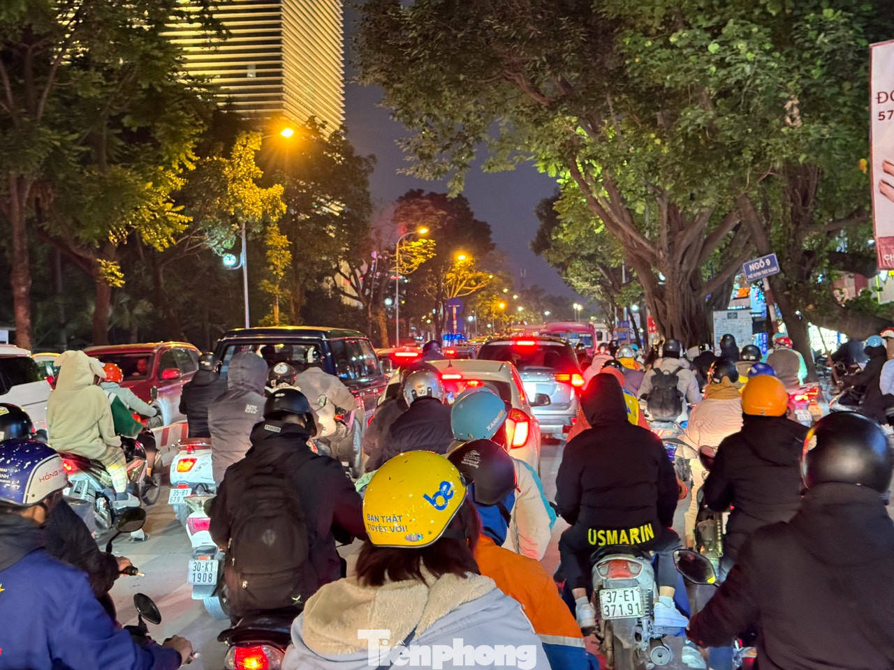 Dòng người cứ nối đuôi nhau ùn ùn đổ ra đường khiến áp lực giao thông vô cùng lớn, lực lượng chức năng căng mình điều tiết từ sáng đến tối để giải tỏa các điểm nóng. Dòng người cứ nối đuôi nhau ùn ùn đổ ra đường khiến áp lực giao thông vô cùng lớn, lực lượng chức năng căng mình điều tiết từ sáng đến tối để giải tỏa các điểm nóng.