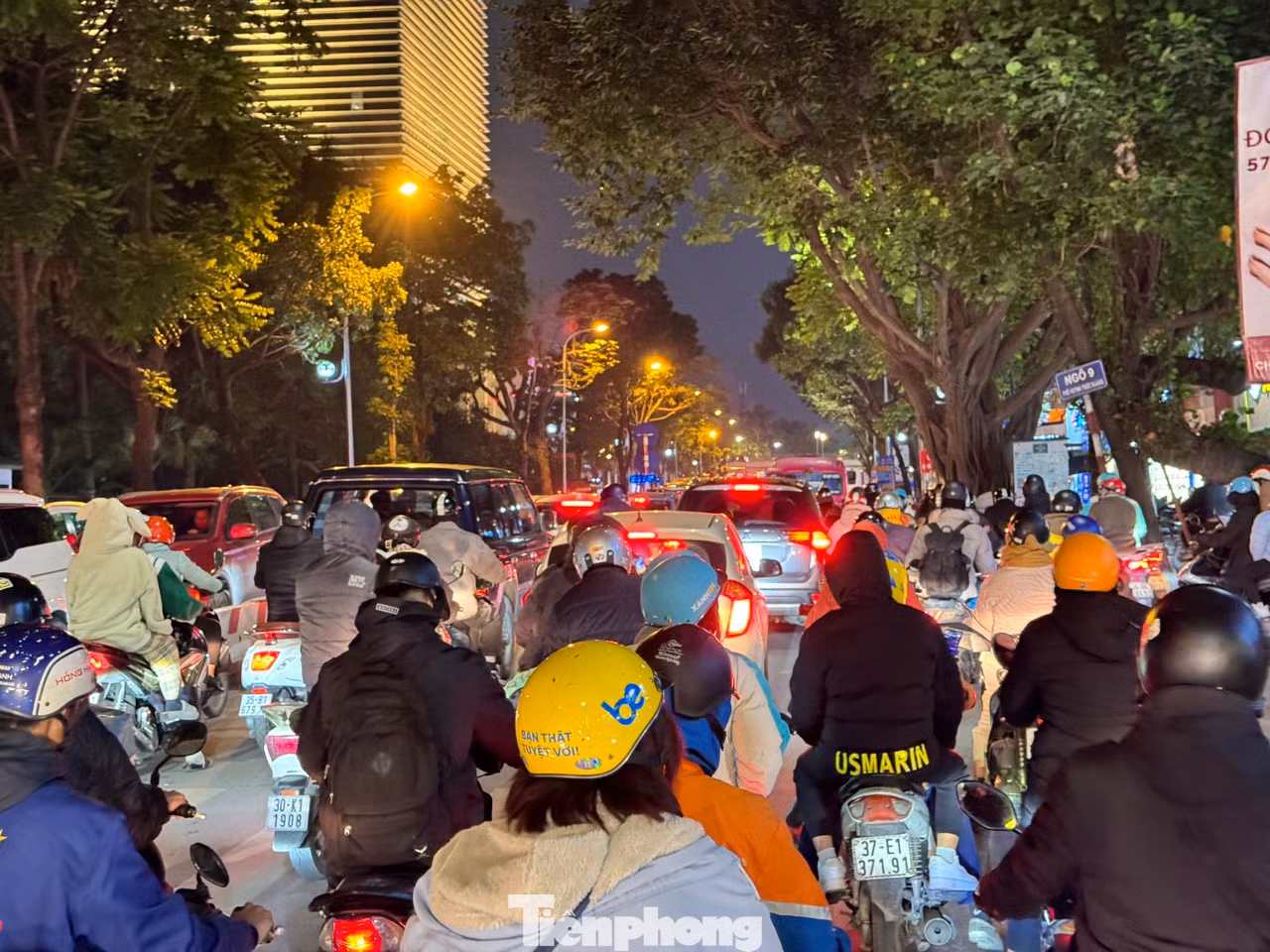 Dòng người cứ nối đuôi nhau ùn ùn đổ ra đường khiến áp lực giao thông vô cùng lớn, lực lượng chức năng căng mình điều tiết từ sáng đến tối để giải tỏa các điểm nóng.