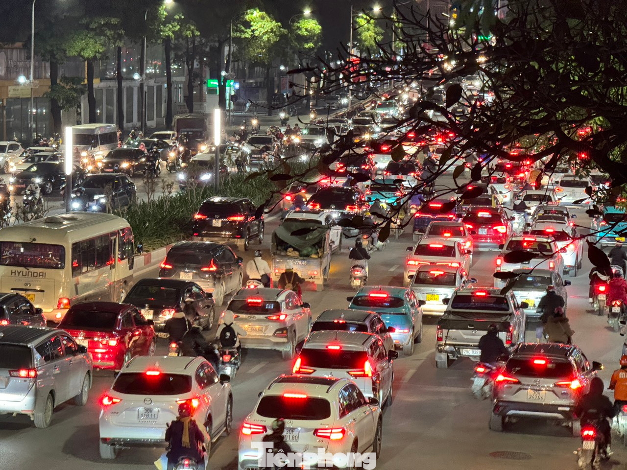 Giao thông hỗn loạn. Các phương tiện từ xe máy, ô tô đến cả người đi bộ... chen nhau ngược xuôi từ lòng đường đến vỉa hè làm cho nhiều tuyến phố cứ thế tắc dài cả kilomet kể cả trong và ngoài giờ cao điểm. Nhiều ngã tư như Trần Duy Hưng, Huỳnh Thúc Kháng, Láng Hạ... người tham gia giao thông phải mất 2 đến 3 nhịp đèn đỏ mới thoát qua được. Giao thông hỗn loạn. Các phương tiện từ xe máy, ô tô đến cả người đi bộ... chen nhau ngược xuôi từ lòng đường đến vỉa hè làm cho nhiều tuyến phố cứ thế tắc dài cả kilomet kể cả trong và ngoài giờ cao điểm. Nhiều ngã tư như Trần Duy Hưng, Huỳnh Thúc Kháng, Láng Hạ... người tham gia giao thông phải mất 2 đến 3 nhịp đèn đỏ mới thoát qua được.