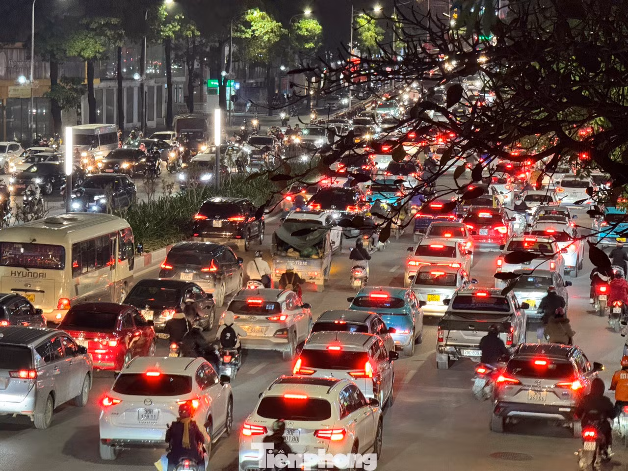 Giao thông hỗn loạn. Các phương tiện từ xe máy, ô tô đến cả người đi bộ... chen nhau ngược xuôi từ lòng đường đến vỉa hè làm cho nhiều tuyến phố cứ thế tắc dài cả kilomet kể cả trong và ngoài giờ cao điểm. Nhiều ngã tư như Trần Duy Hưng, Huỳnh Thúc Kháng, Láng Hạ... người tham gia giao thông phải mất 2 đến 3 nhịp đèn đỏ mới thoát qua được.