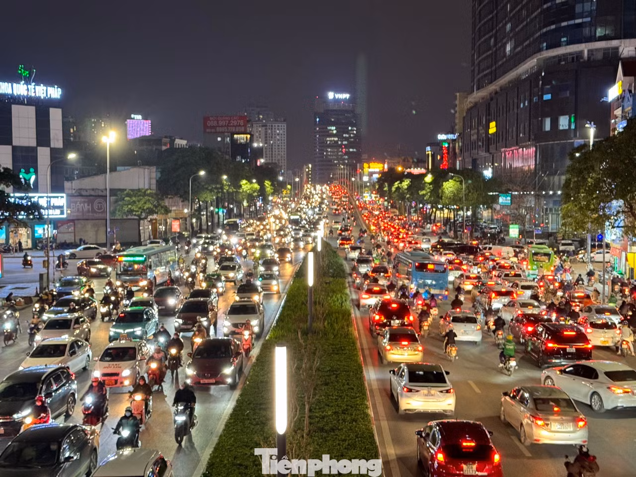 Giao thông hỗn loạn. Các phương tiện từ xe máy, ô tô đến cả người đi bộ... chen nhau ngược xuôi từ lòng đường đến vỉa hè làm cho nhiều tuyến phố cứ thế tắc dài cả kilomet kể cả trong và ngoài giờ cao điểm. Nhiều ngã tư như Trần Duy Hưng, Huỳnh Thúc Kháng, Láng Hạ... người tham gia giao thông phải mất 2 đến 3 nhịp đèn đỏ mới thoát qua được.