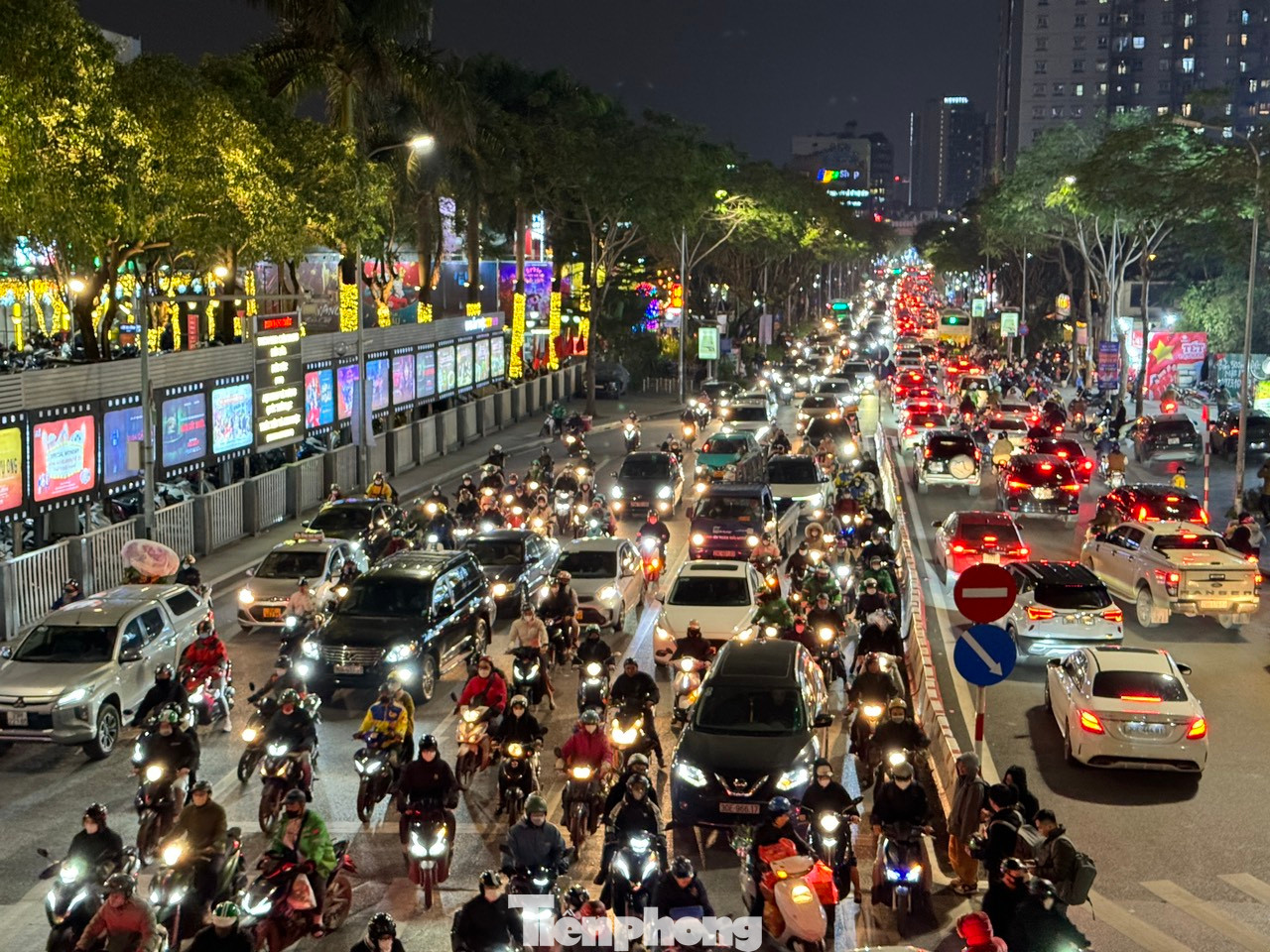 Mặc dù các ngành chức năng đã thực hiện nhiều giải pháp, nhưng tình trạng ùn tắc giao thông trên địa bàn Thủ đô vẫn không giảm, gia tăng đột biến những ngày cận Tết. Mặc dù các ngành chức năng đã thực hiện nhiều giải pháp, nhưng tình trạng ùn tắc giao thông trên địa bàn Thủ đô vẫn không giảm, gia tăng đột biến những ngày cận Tết.