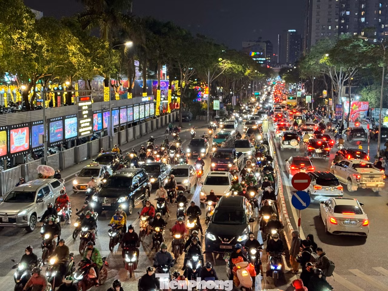 Mặc dù các ngành chức năng đã thực hiện nhiều giải pháp, nhưng tình trạng ùn tắc giao thông trên địa bàn Thủ đô vẫn không giảm, gia tăng đột biến những ngày cận Tết.