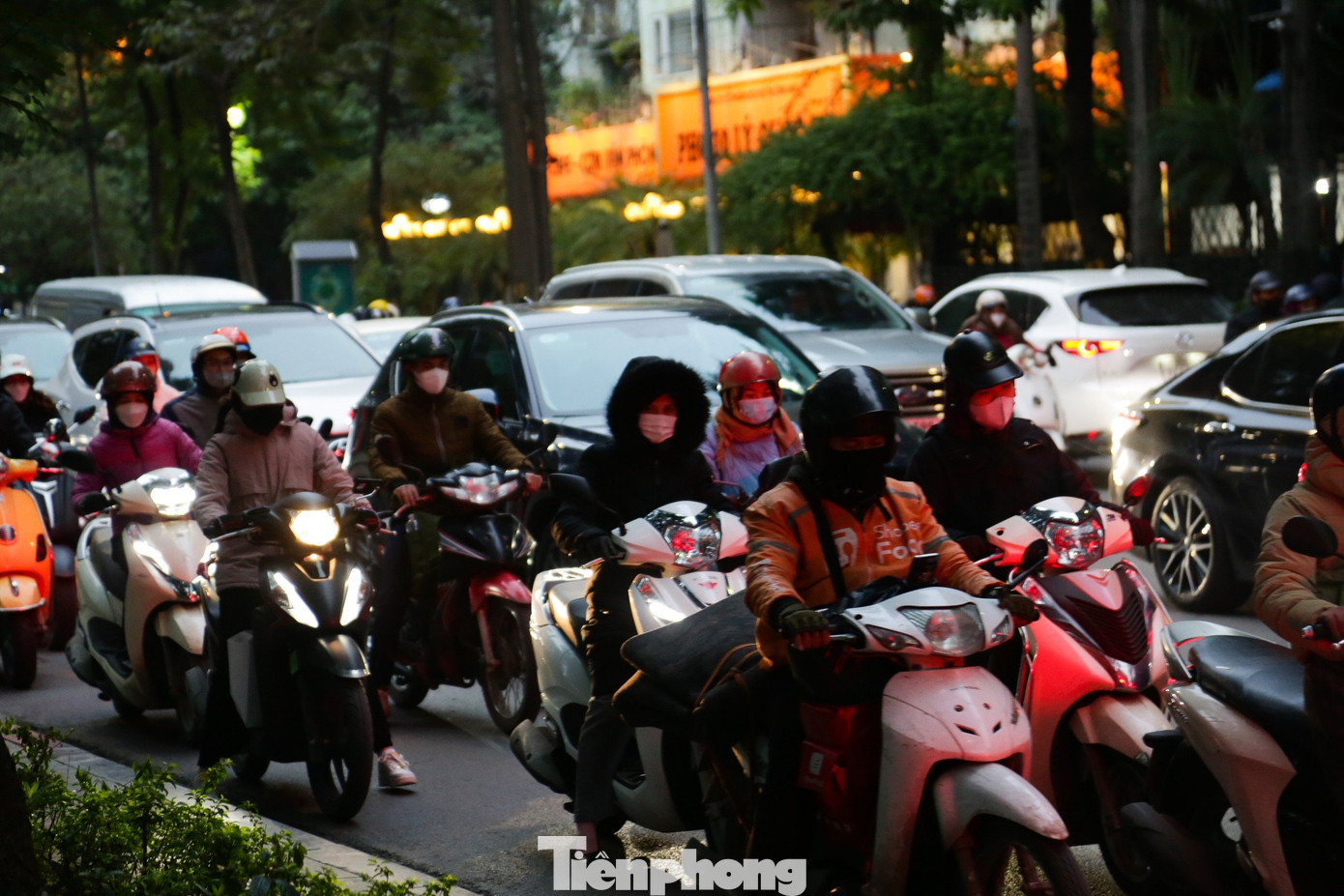 Đường phố Hà Nội liên tục diễn ra cảnh tắc đường. Đường phố Hà Nội liên tục diễn ra cảnh tắc đường.