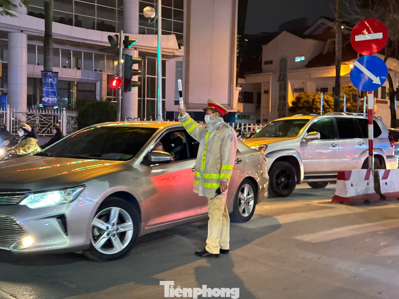 Dòng người cứ nối đuôi nhau ùn ùn đổ ra đường khiến áp lực giao thông vô cùng lớn, lực lượng chức năng căng mình điều tiết từ sáng đến tối để giải tỏa các điểm nóng. Dòng người cứ nối đuôi nhau ùn ùn đổ ra đường khiến áp lực giao thông vô cùng lớn, lực lượng chức năng căng mình điều tiết từ sáng đến tối để giải tỏa các điểm nóng.