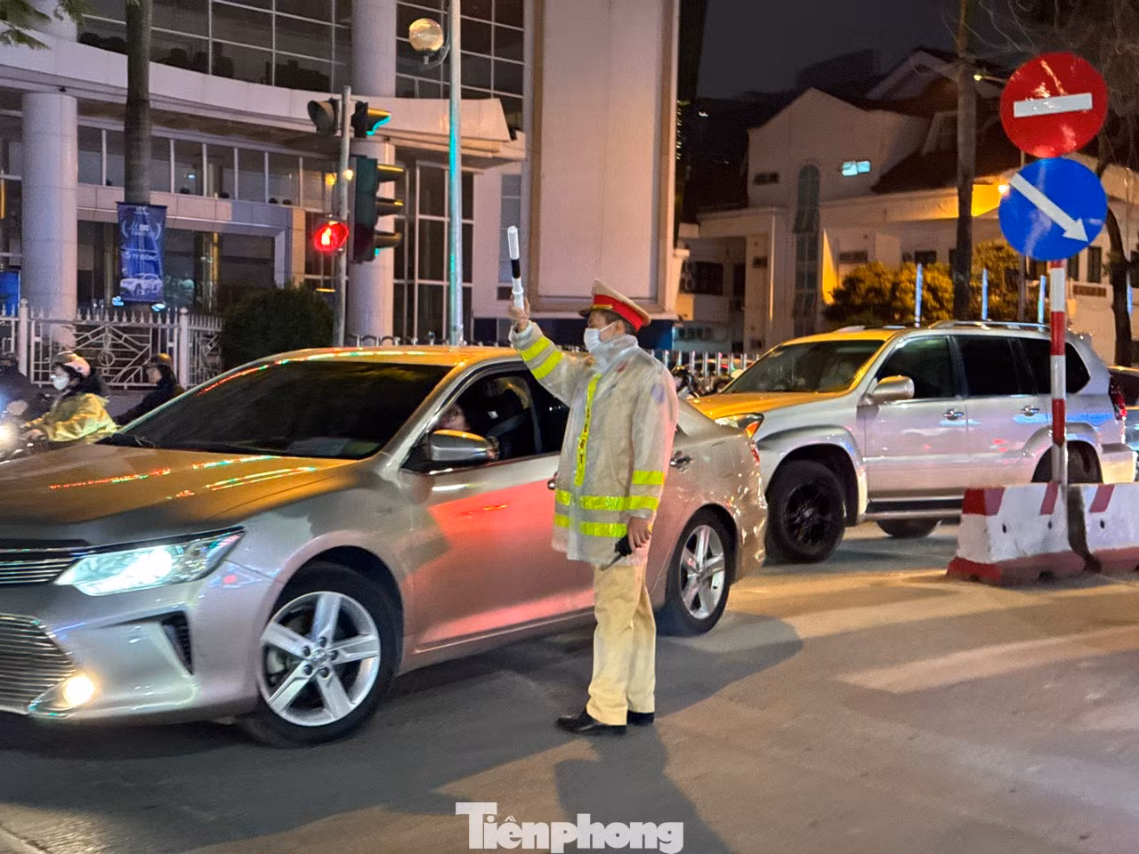 Dòng người cứ nối đuôi nhau ùn ùn đổ ra đường khiến áp lực giao thông vô cùng lớn, lực lượng chức năng căng mình điều tiết từ sáng đến tối để giải tỏa các điểm nóng.
